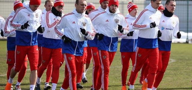 Все футболисты сборной России тренируются без ограничений