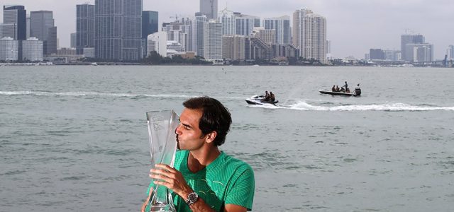 Солнечный удар. Федерер в Майами бьётся за отпуск на грунтовую серию