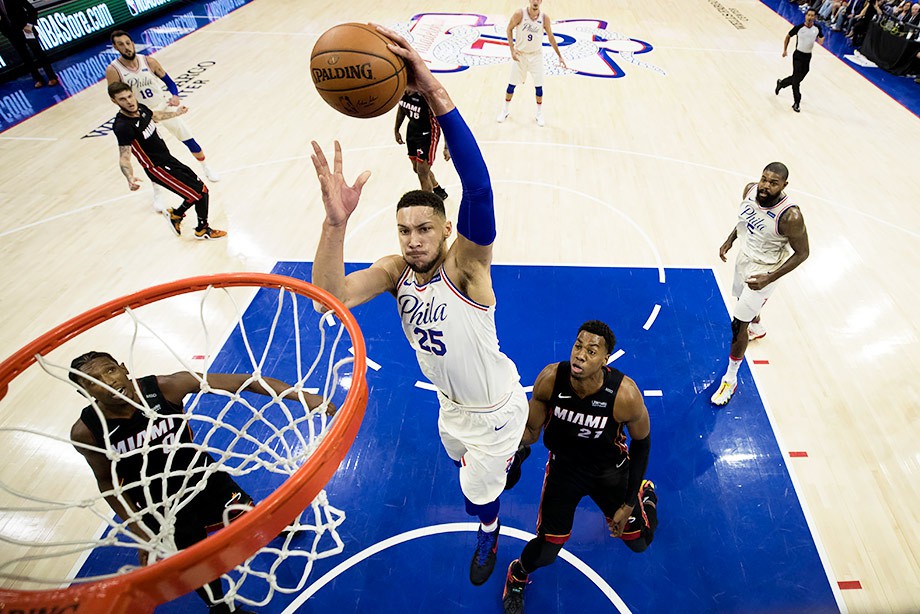 Нба последние. Современный баскетбол. NBA смешные моменты. Embiid Dunk. Симмонс футбол.