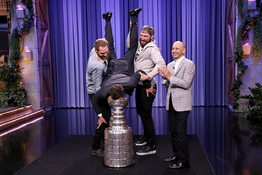«Ты просто зверь!» Овечкин и Холтби напоили комика из кубка вниз головой