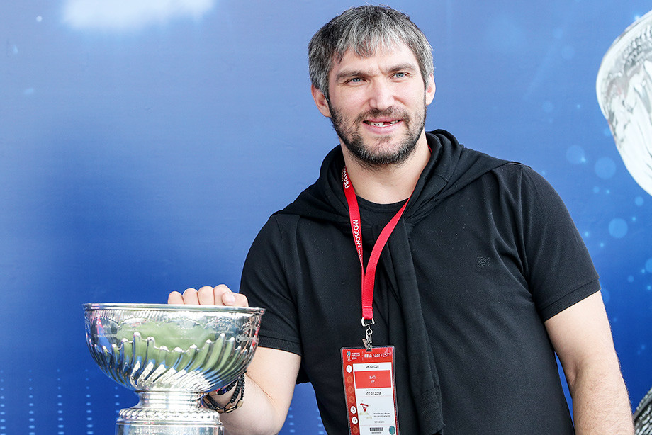 «Теперь хочу выиграть Олимпиаду». Как Овечкин презентовал Кубок Стэнли