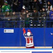 Капризов подарил мальчику клюшку. Что было после матча «Салават» – ЦСКА