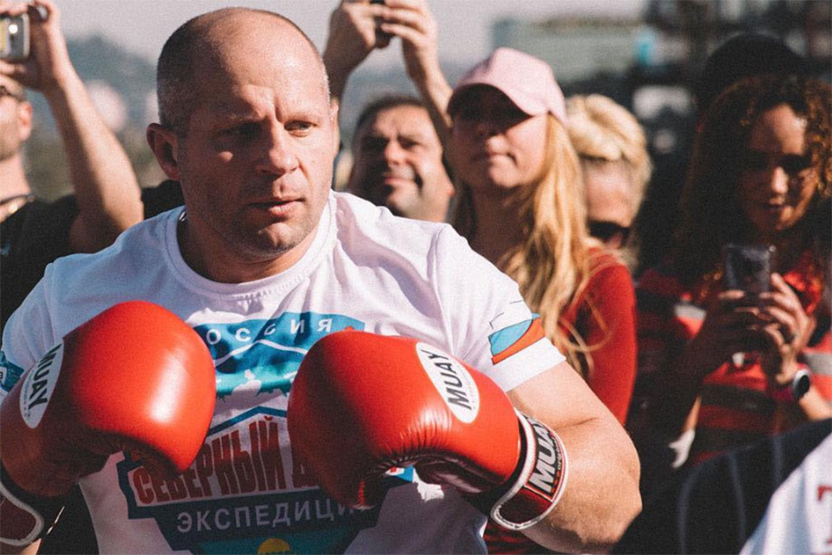 Фёдор Емельяненко не простоял в бою и минуты. Пора завязывать?