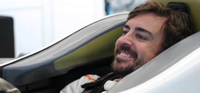 Видео: Алонсо проходит подгонку сиденья в IndyCar
