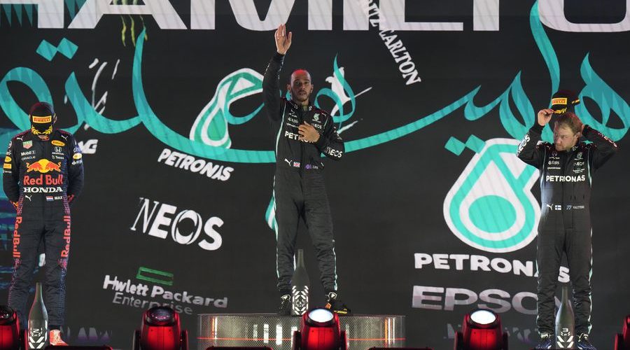 Итоги Гран-при Саудовской Аравии: Ферстаппен оштрафован, Хэмилтон победил