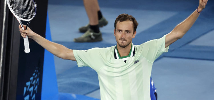 Медведев вслед за Надалем вышел в финал Australian Open-2022