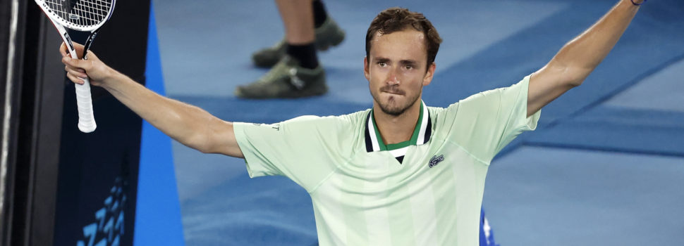 Медведев вслед за Надалем вышел в финал Australian Open-2022