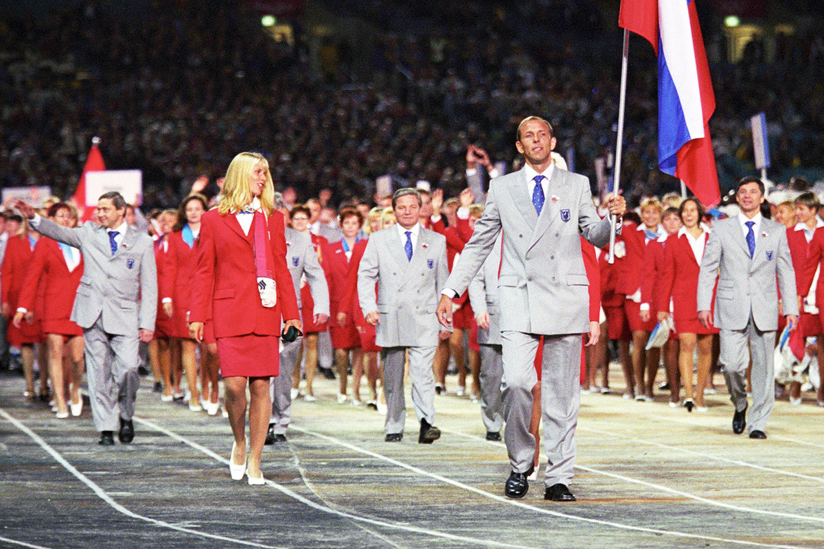 Выступление советских спортсменов. Карелин 1988 знаменосец. Карелин знаменосец на Олимпиаде.