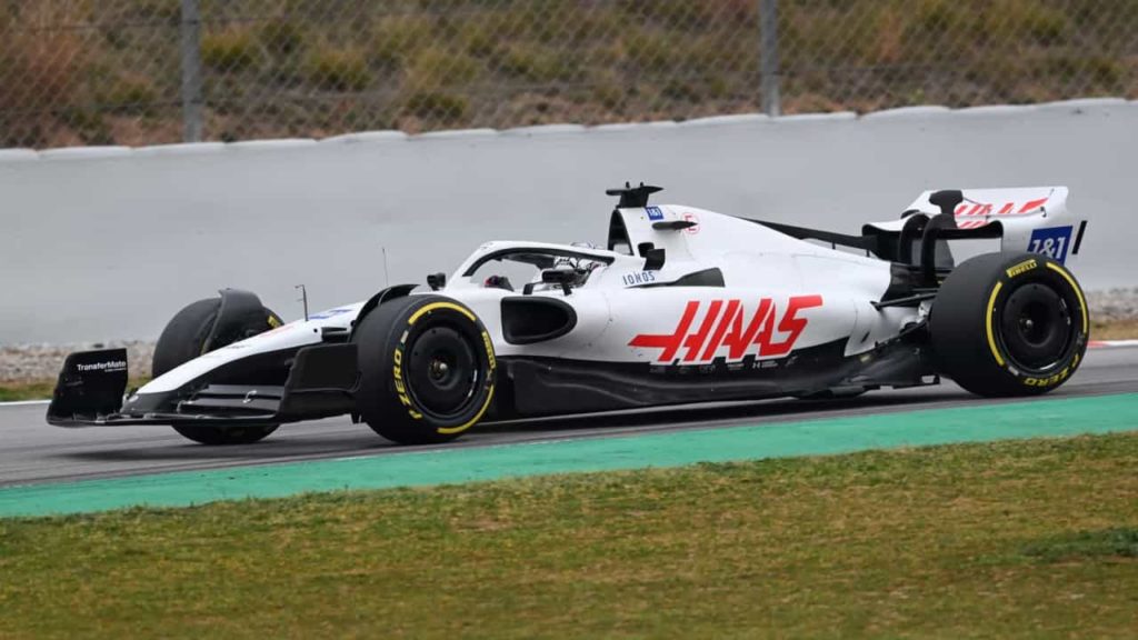Haas сменила ливрею из-за конфликта России и Украины Haas сменила ливрею из-за конфликта России и Украины