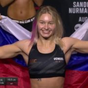 Дудакова вышла на битву взглядов перед турниром UFC с российским флагом